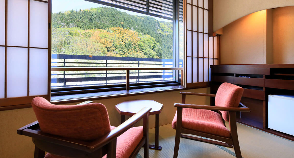 和室10畳 + 広縁 + 檜の内湯