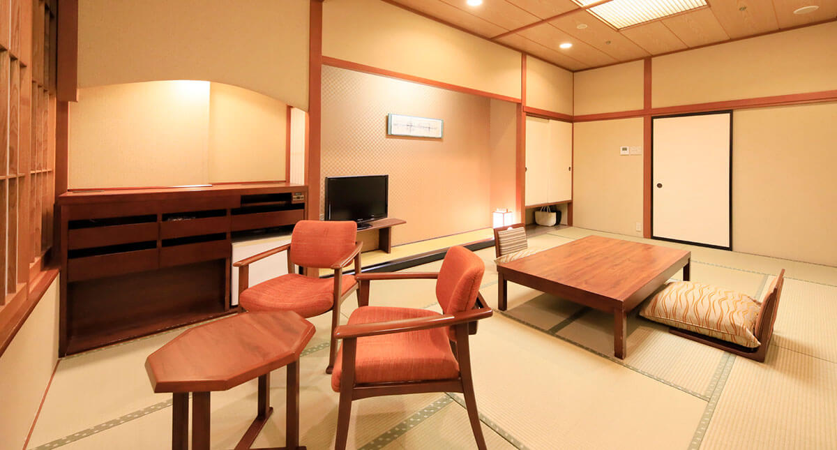 和室10畳 + 広縁 + 檜の内湯