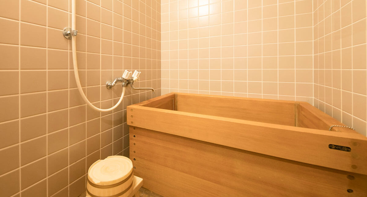 和室10畳 + 広縁 + 檜の内湯