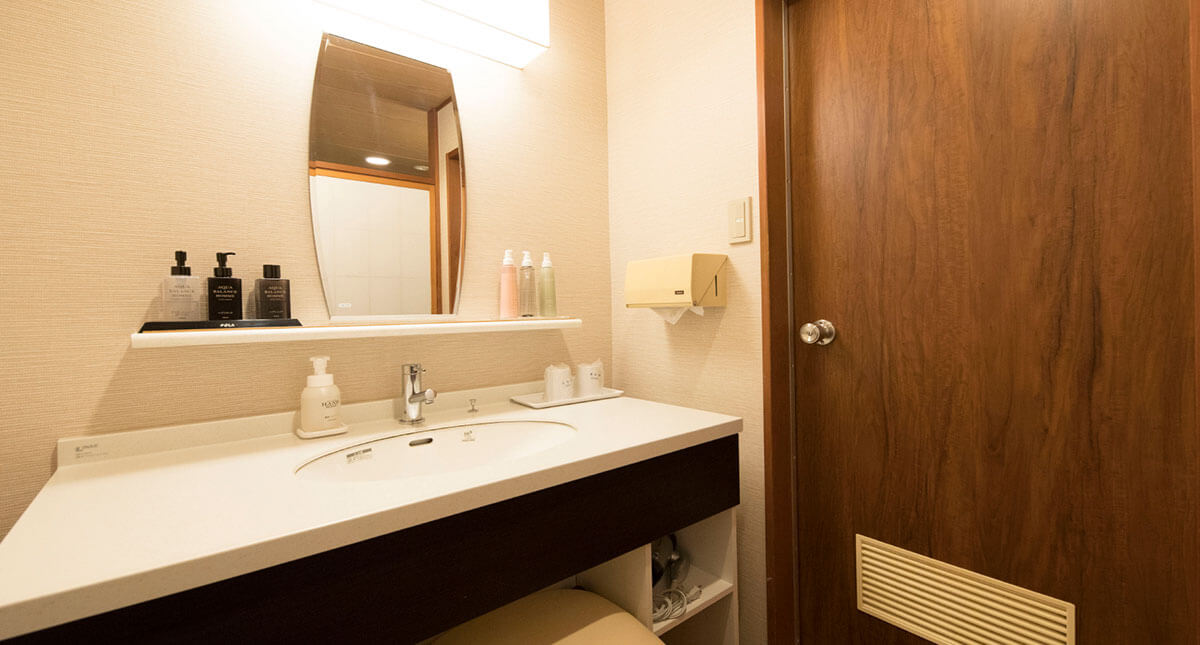 和室10畳 + 広縁 + 檜の内湯