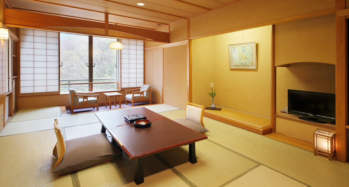 和室12畳 + 広縁 + 檜の内湯